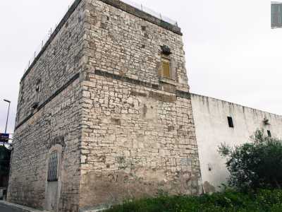 La torretta in pietra che fa parte di una struttura che un tempo ospitava uno dei frantoi della zona: � il simbolo del rione
